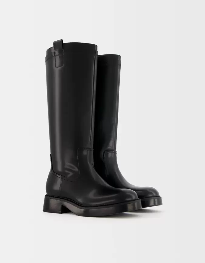 Flat knee-high boots offers at £59.99 in Bershka