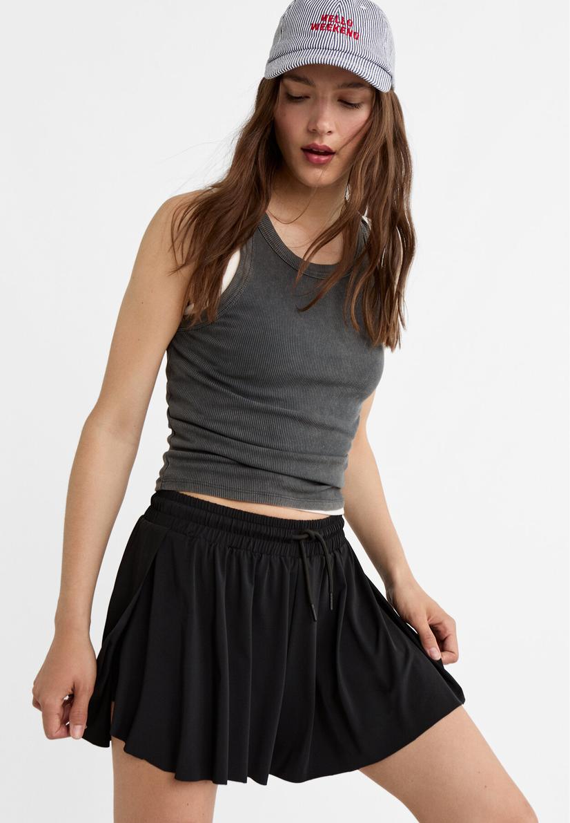 Flowing sports shorts offers at £17.99 in Stradivarius