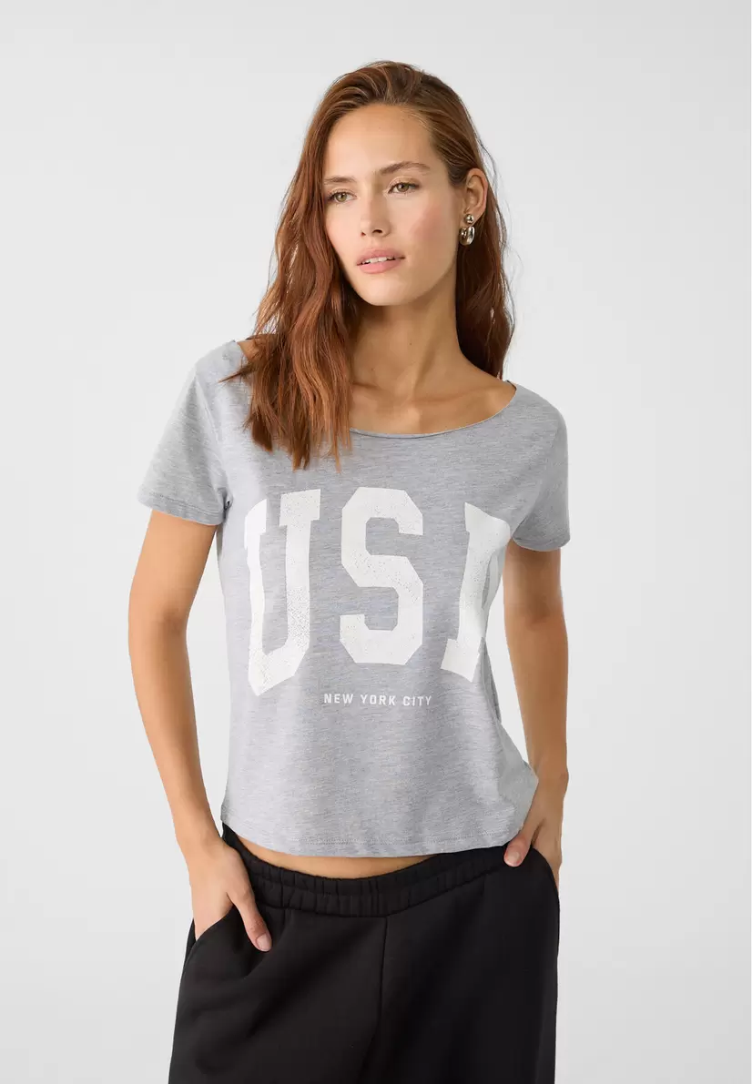 Boat neck placement T-shirt offers at £15.99 in Stradivarius