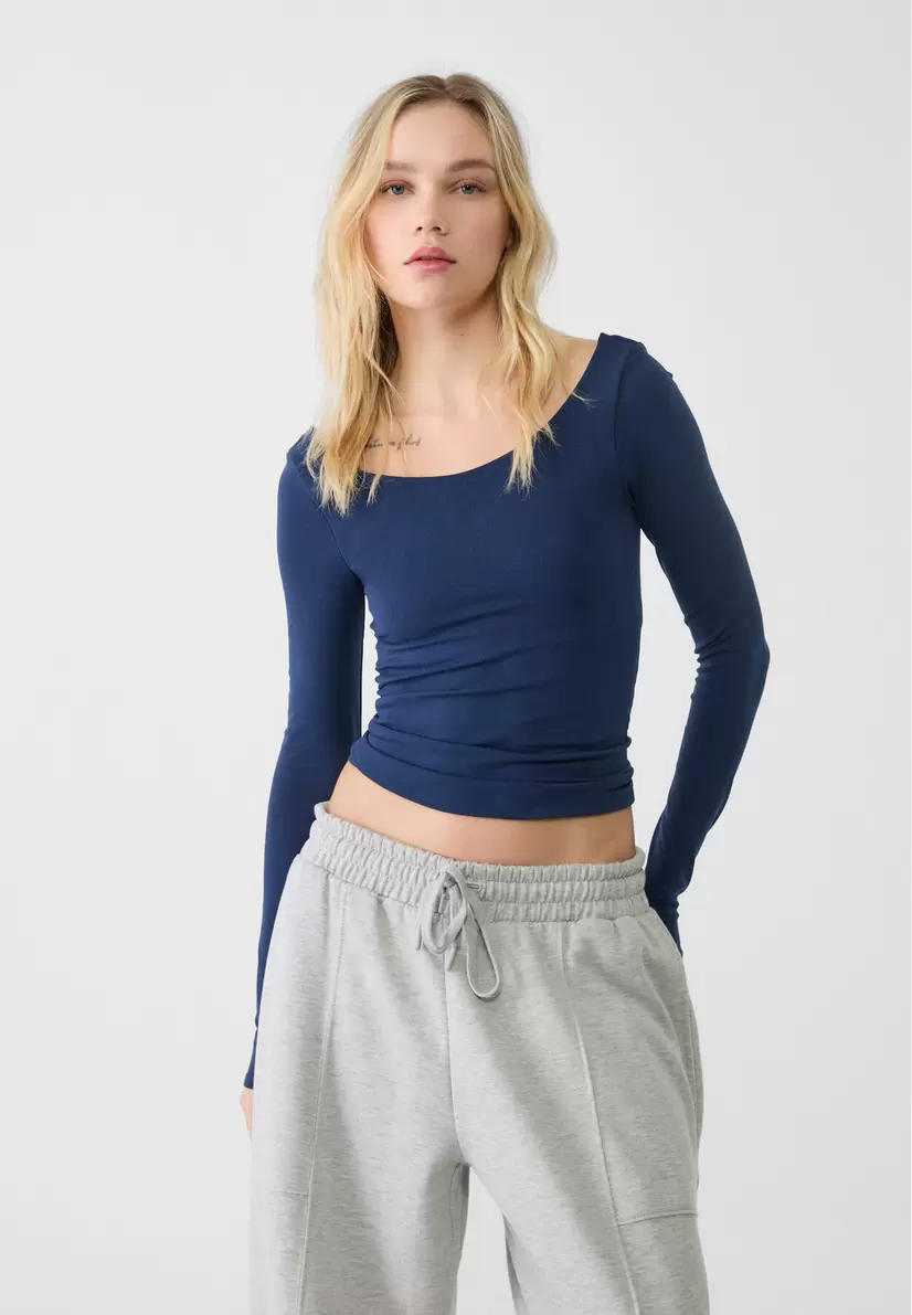 Seamless long-sleeved T-shirt offers at £22.99 in Stradivarius