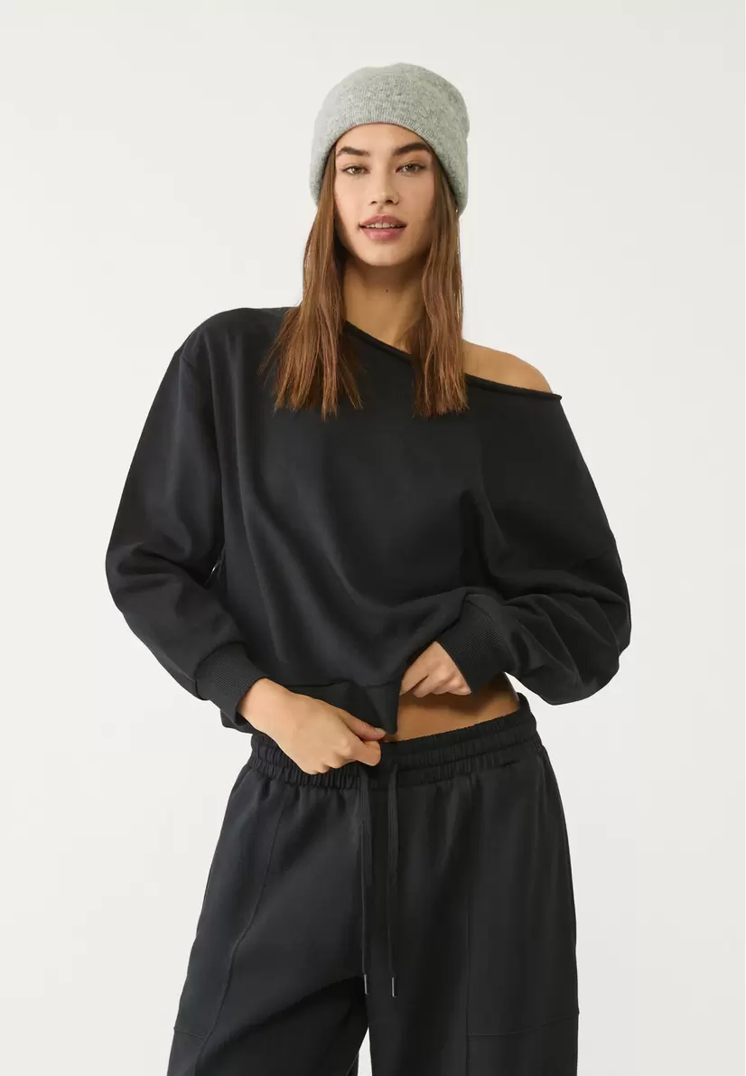 Round neck sweatshirt offers at £22.99 in Stradivarius