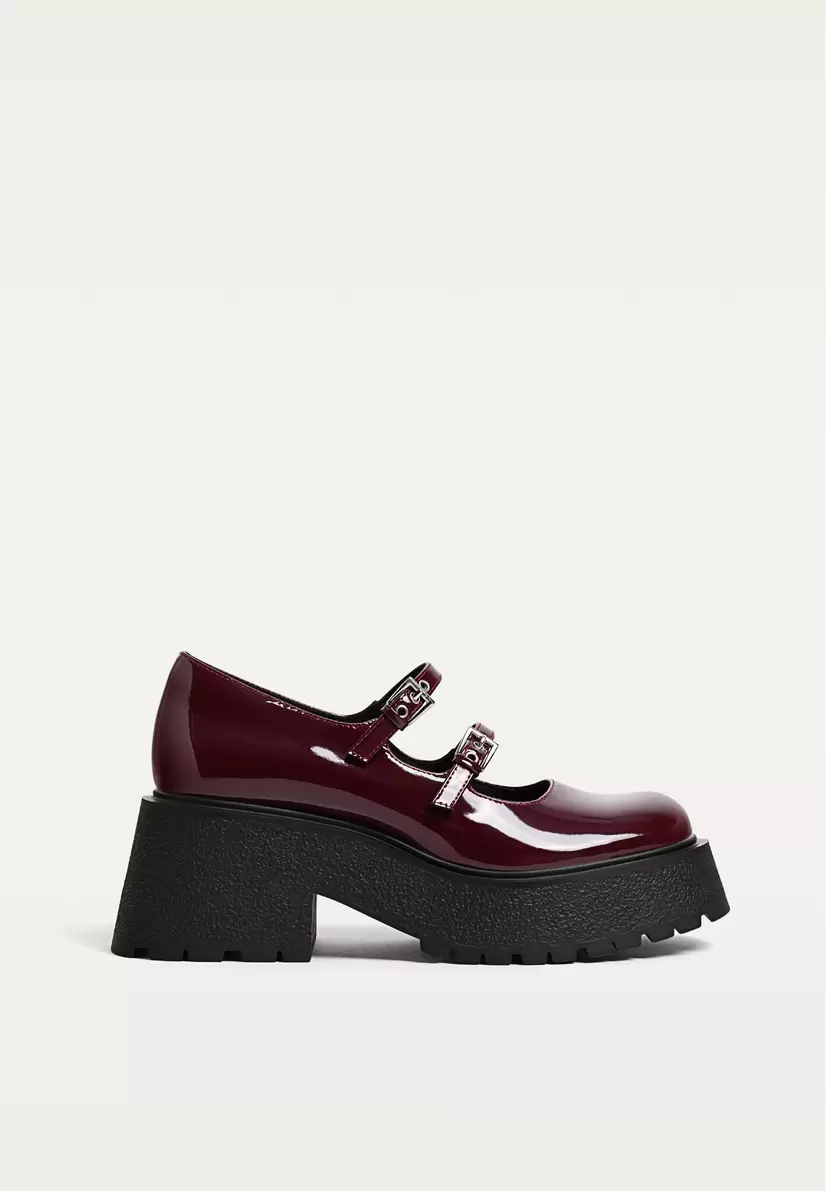 Flat track sole shoes offers at £39.99 in Stradivarius